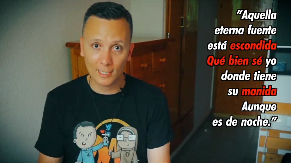 Daniel Pajuelo junto a un fragmento del poema de san Juan de la Cruz en pantalla.