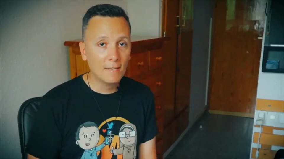 Daniel Pajuelo sentado en una habitación durante su comentario de Aunque es de noche.