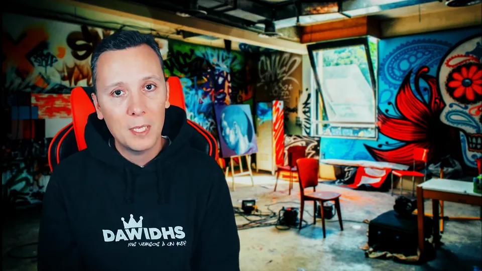 Daniel Pajuelo, con sudadera negra, ante un fondo de paredes pintadas durante el análisis de Mundo de piedra.