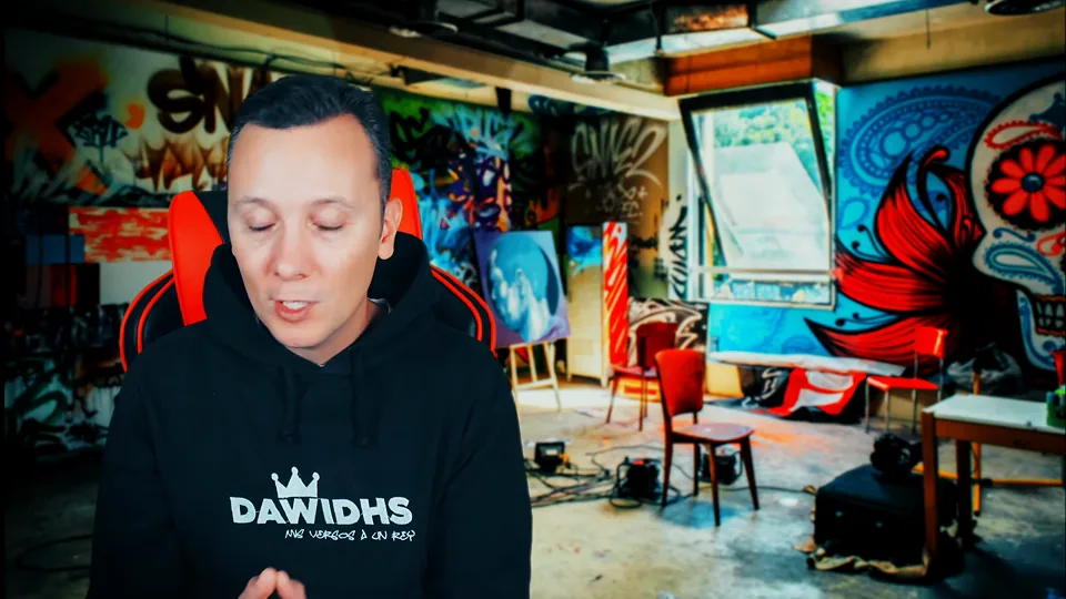 Daniel Pajuelo, con sudadera negra, ante un fondo de paredes pintadas durante el análisis de Mundo de piedra.
