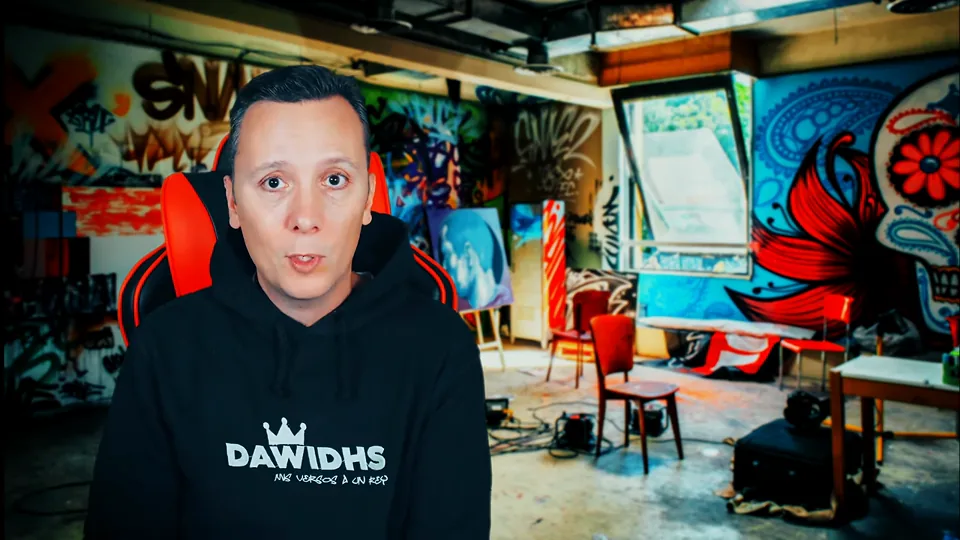 Daniel Pajuelo mira a cámara ante el fondo del videoclip de Mundo de piedra.