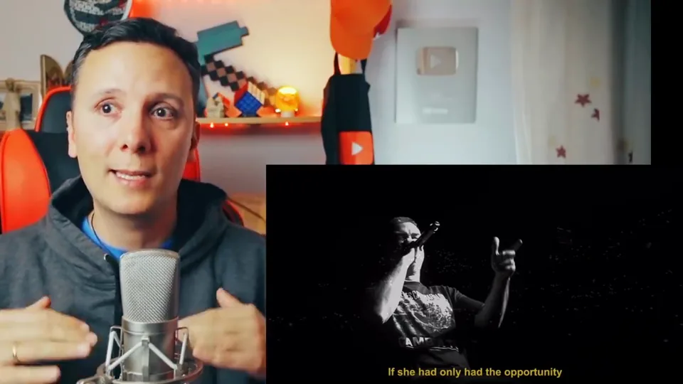 Daniel Pajuelo junto a un recuadro del directo de Kase.O durante su reacción a Basureta.
