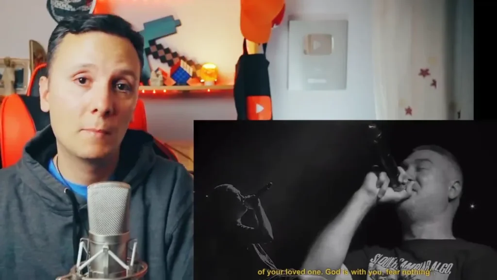 Daniel Pajuelo con sudadera gris y micrófono, mirando a cámara, con un plano en blanco y negro de Kase.O cantando con el micrófono en un recuadro. Análisis de «Basureta».