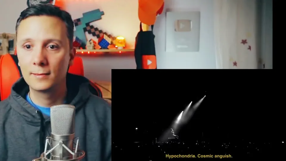 Daniel Pajuelo con sudadera gris junto a un recuadro del directo de Kase.O: el escenario a oscuras con un foco de luz.