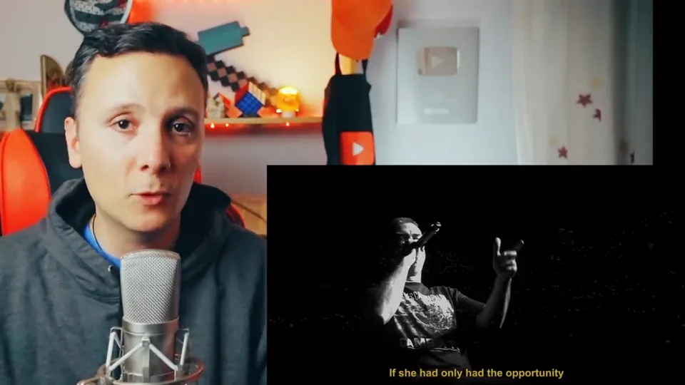 Daniel Pajuelo junto a un recuadro del directo de Kase.O en blanco y negro, el rapero con el micrófono y el brazo levantado.