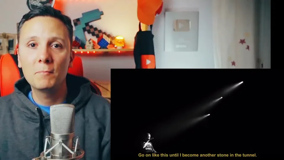 Daniel Pajuelo junto a un recuadro del directo de Kase.O: una silueta pequeña bajo dos haces de luz en un escenario oscuro.