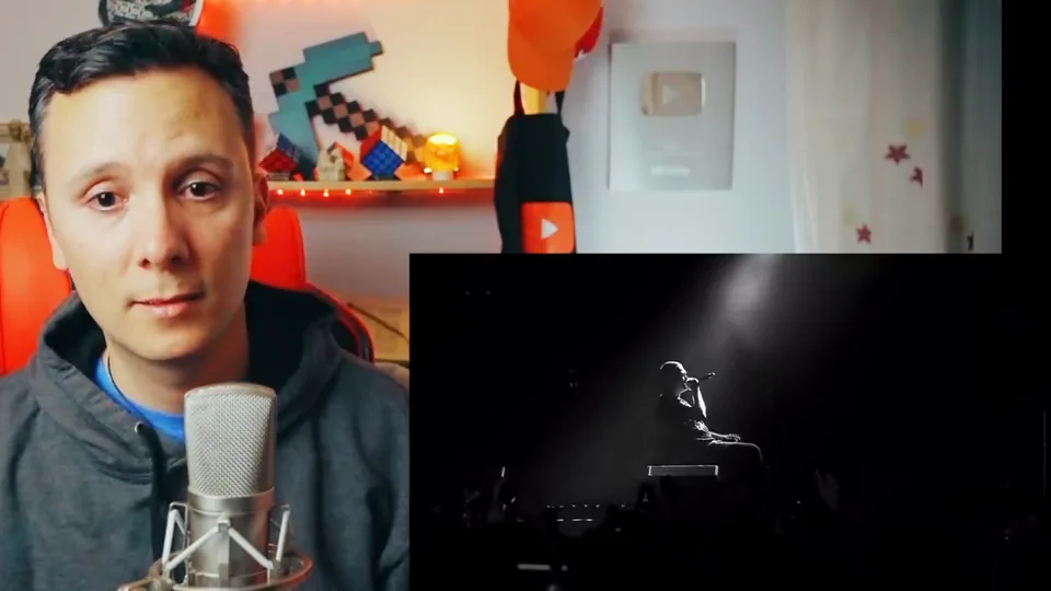 Daniel Pajuelo junto a un recuadro del directo de Kase.O: el rapero sentado bajo un haz de luz, el público a oscuras.