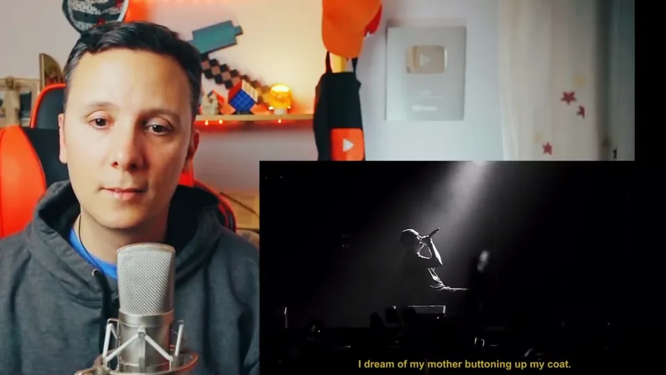Daniel Pajuelo junto a un recuadro del directo de Kase.O cantando bajo un foco en un escenario oscuro.