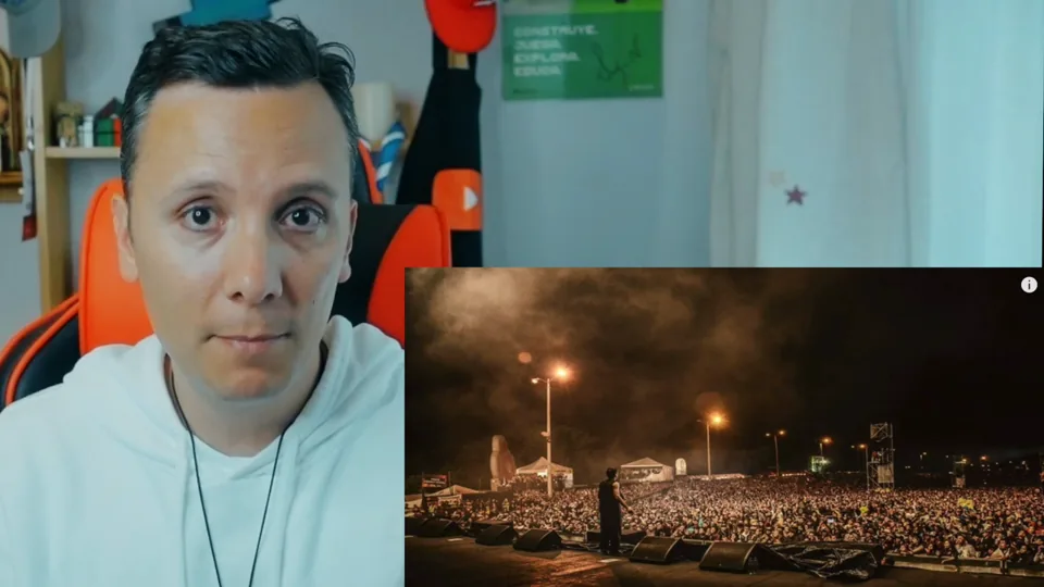 Daniel Pajuelo junto a una imagen de concierto durante el análisis de Estoy perdiendo la fe.