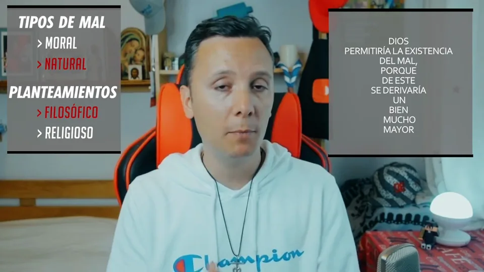 Daniel Pajuelo explica el problema del mal junto a dos paneles con conceptos del análisis.
