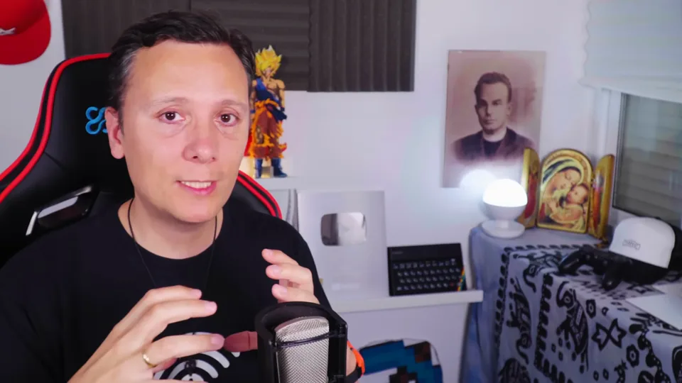 Daniel Pajuelo gesticula con ambas manos junto al micrófono durante su análisis de Canserbero.
