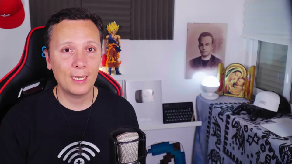 Daniel Pajuelo mira a cámara durante el comentario de C’est la mort.