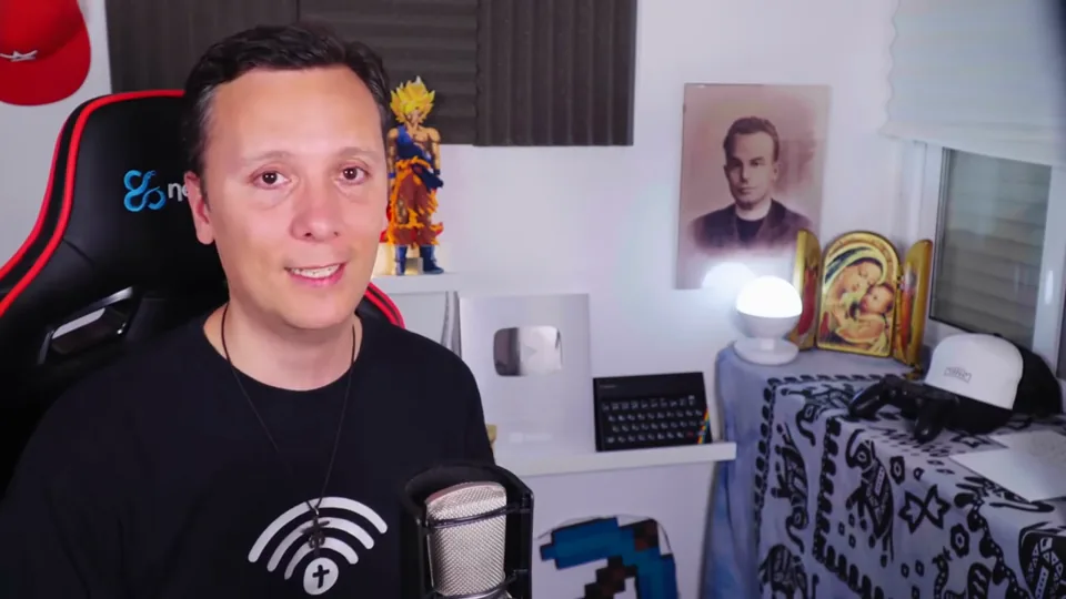 Daniel Pajuelo mira a cámara frente al micrófono durante su análisis de Canserbero.