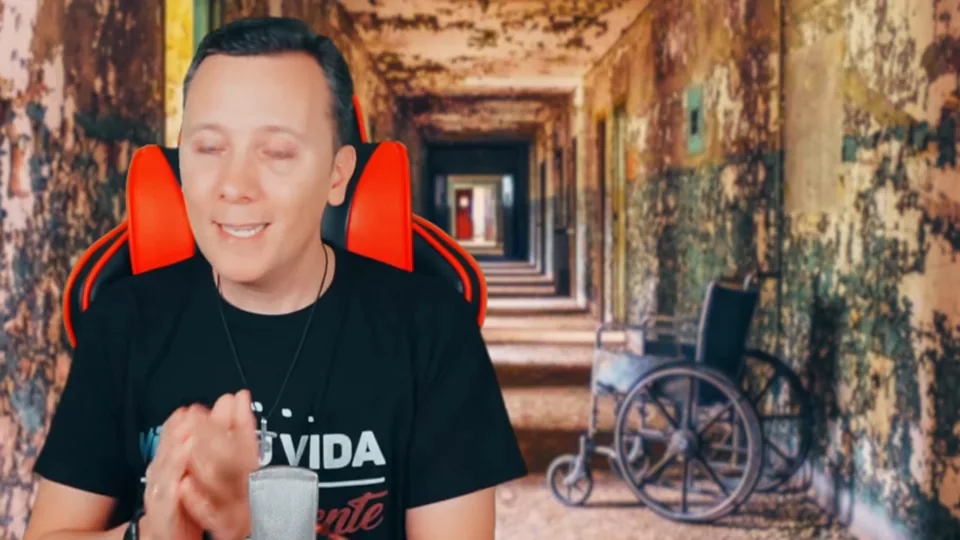 Daniel Pajuelo con las manos juntas ante un fondo de pasillo y una silla de ruedas vacía.