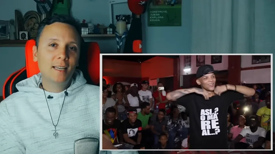 Daniel Pajuelo junto a un recuadro de la batalla de rap entre un intérprete y su público.