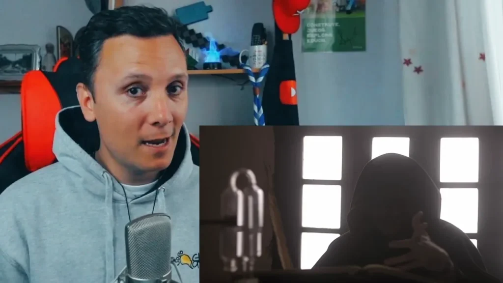 Daniel Pajuelo con sudadera gris junto a una escena oscura del videoclip Yemen.