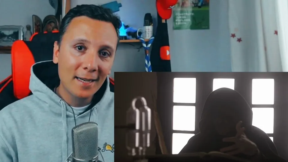 Daniel Pajuelo comenta Yemen mientras un recuadro muestra al personaje encapuchado del videoclip.