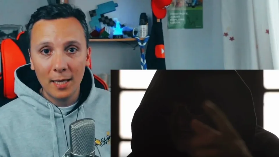 Daniel Pajuelo junto a un primer plano oscuro del personaje encapuchado de Yemen.