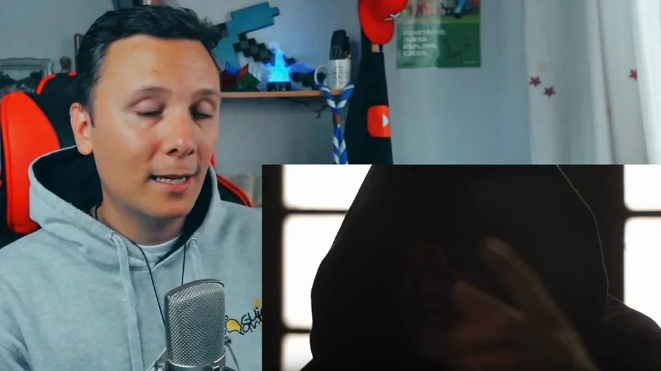 Daniel Pajuelo junto a un primer plano oscuro del personaje encapuchado de Yemen.