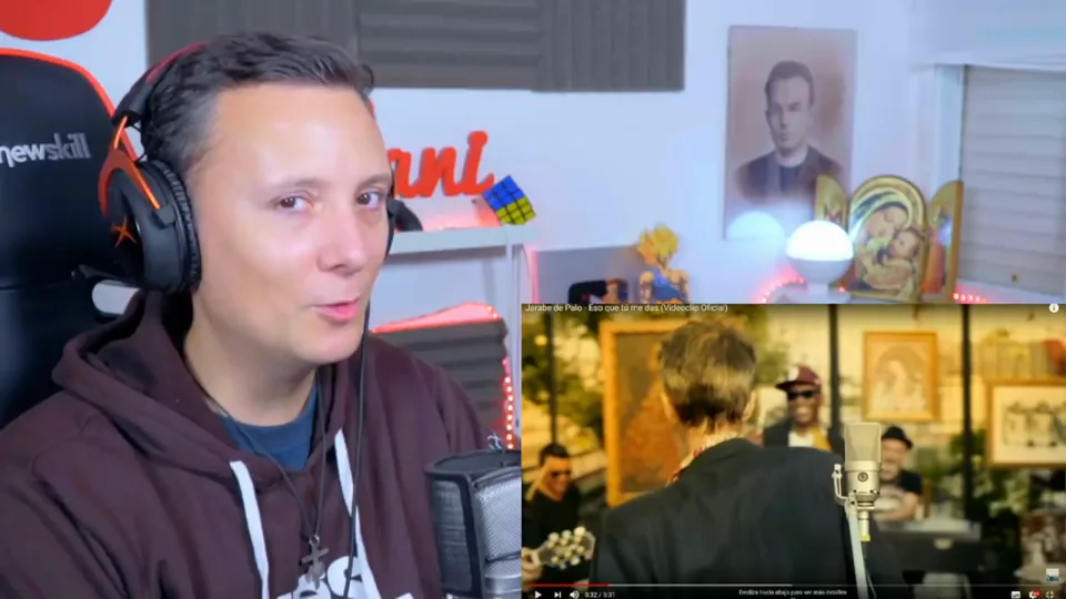 Daniel Pajuelo con auriculares junto a un recuadro del videoclip de Jarabe de Palo.