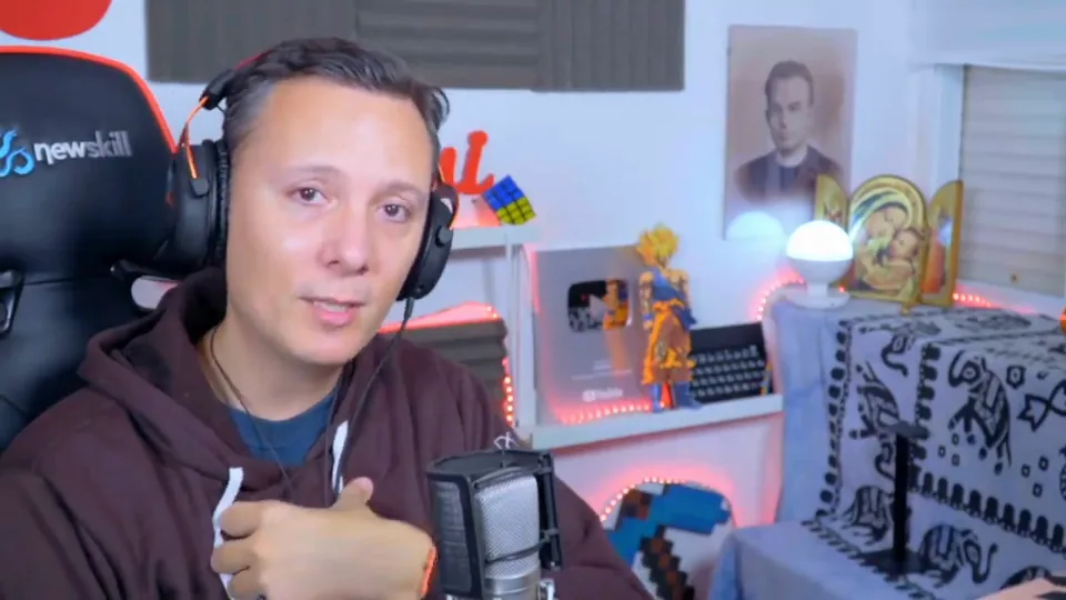 Daniel Pajuelo junto al micrófono, con auriculares, durante su reacción a Eso que tú me das.
