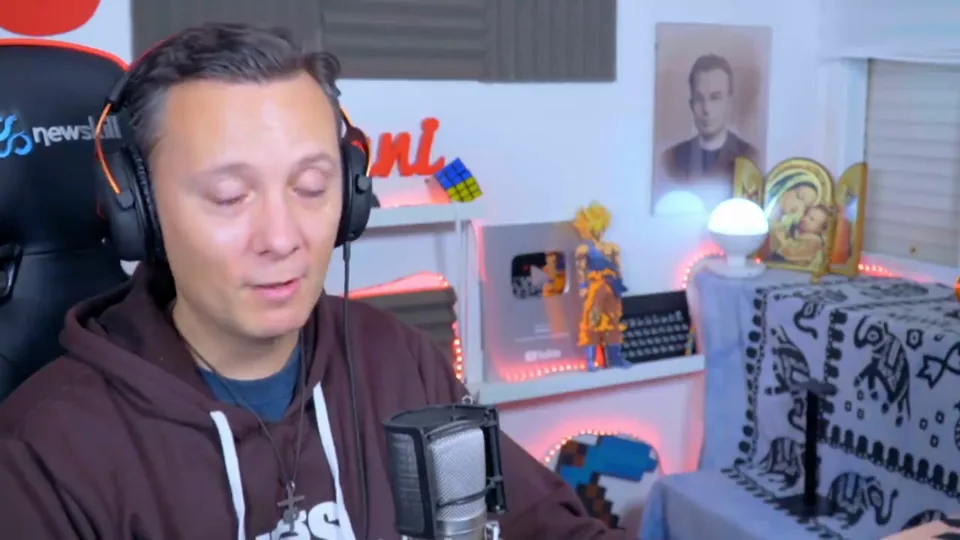 Daniel Pajuelo junto al micrófono, con auriculares, durante su reacción a Eso que tú me das.