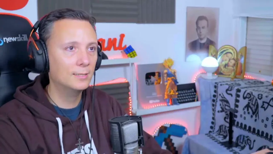 Daniel Pajuelo, con auriculares, durante su comentario de la canción de Jarabe de Palo.