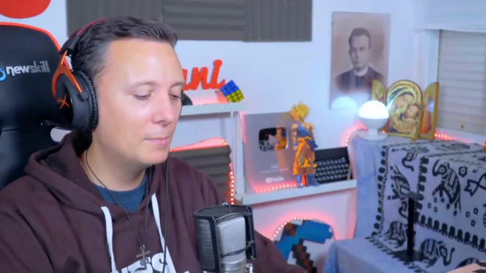 Daniel Pajuelo mira hacia un lado durante su comentario de la canción de Jarabe de Palo.