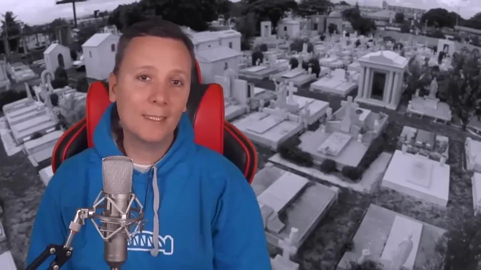 Daniel Pajuelo aparece superpuesto a una escena de cementerio del videoclip Ora por mí.