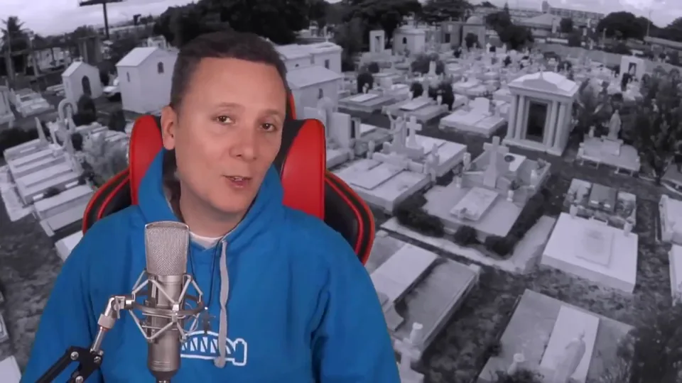 Daniel Pajuelo aparece superpuesto a una escena de cementerio del videoclip Ora por mí.