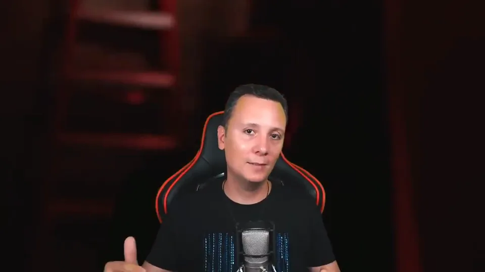 Daniel Pajuelo ante el micrófono durante su análisis de Contrapunto para humano y computadora, de El Cuarteto de Nos.