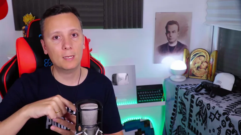 Daniel Pajuelo dibuja un gesto con las manos junto al micrófono al comentar Ciclo.