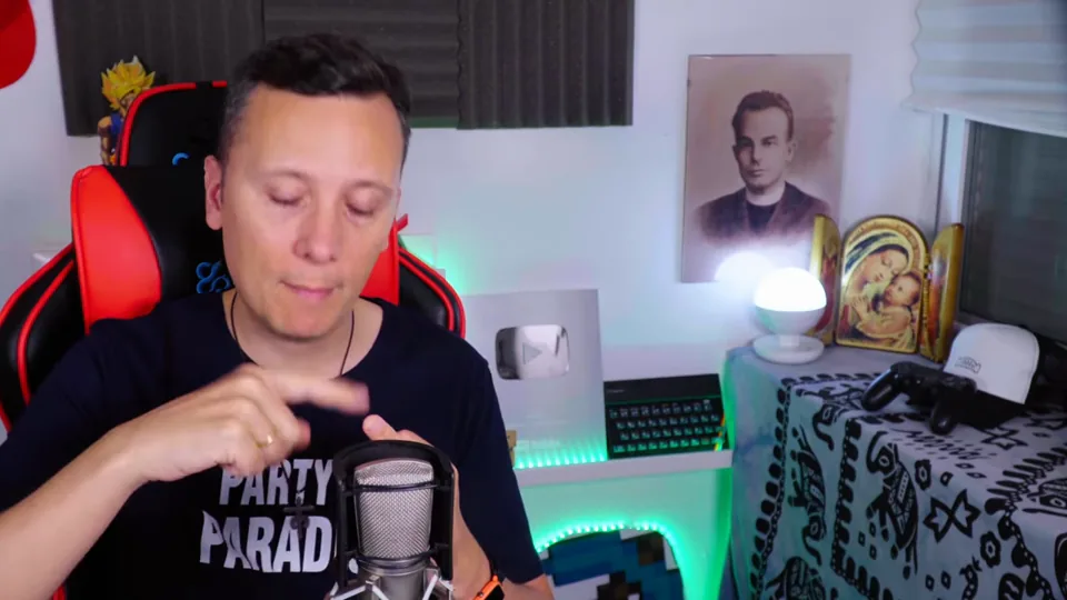 Daniel Pajuelo dibuja un gesto con las manos junto al micrófono al comentar Ciclo.