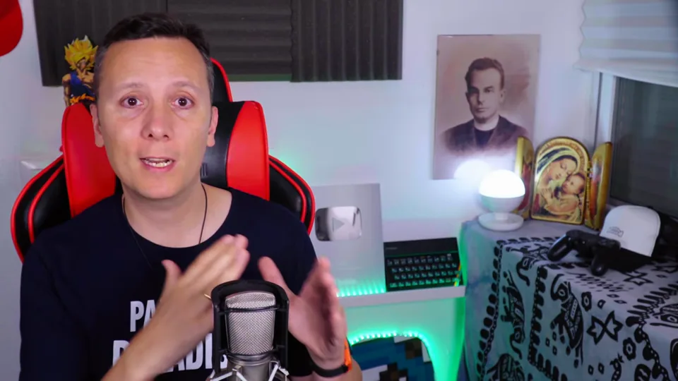 Daniel Pajuelo gesticula ante la cámara durante el análisis de Ciclo, de Horus.