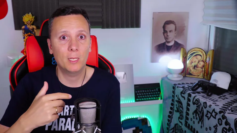Daniel Pajuelo levanta una mano durante el comentario final de Ciclo.