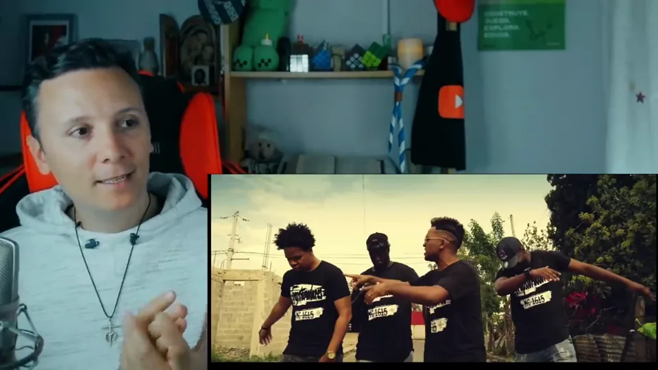 Daniel Pajuelo gesticula mientras un recuadro muestra a los intérpretes de Trapstorno.