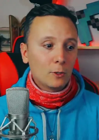 Daniel Pajuelo con sudadera azul y pañuelo rojo durante su comentario de Creure.