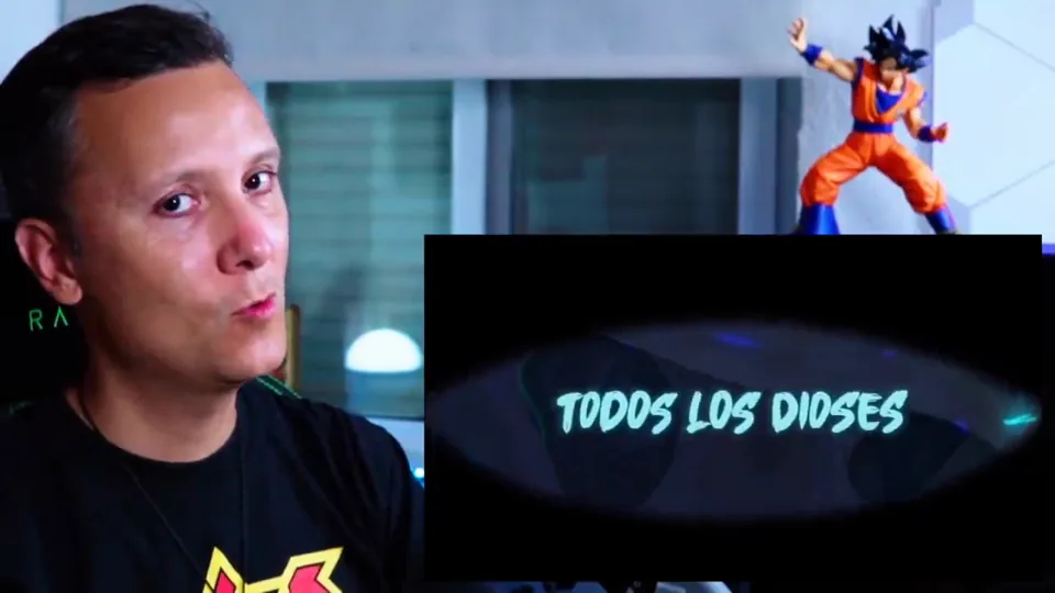 Daniel Pajuelo junto a un recuadro del videoclip durante su análisis de Entrevista a Dios, de Alhan.