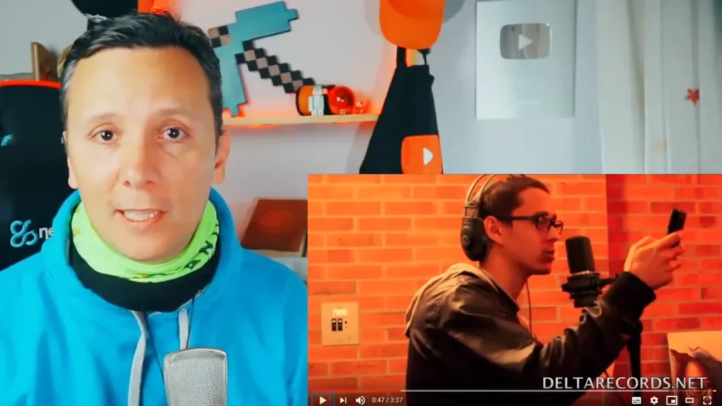 Daniel Pajuelo con una imagen superpuesta de Canserbero ante un micrófono en el estudio.