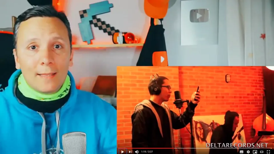 Daniel Pajuelo comenta el vídeo de Canserbero, visible en un recuadro junto a él.