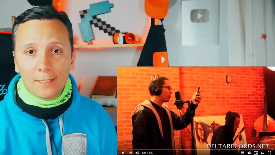 Daniel Pajuelo comenta el vídeo de Canserbero, visible en un recuadro junto a él.