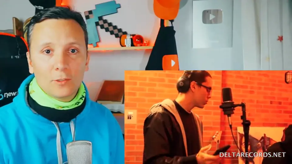 Daniel Pajuelo y un recuadro de Canserbero ante un micrófono durante el análisis de Tiempos de cambio.