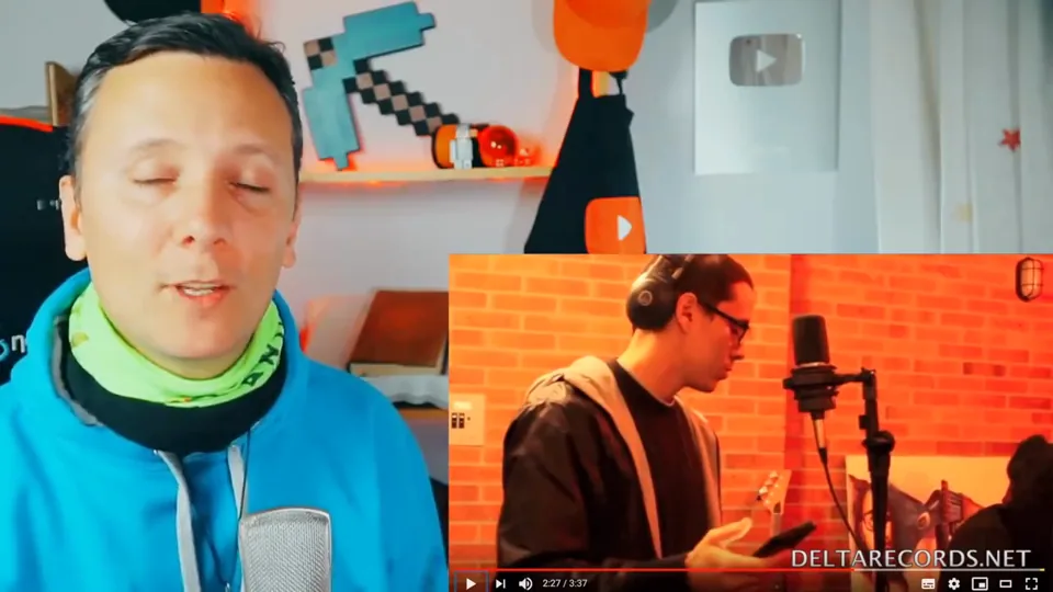 Daniel Pajuelo y un recuadro de Canserbero ante un micrófono durante el análisis de Tiempos de cambio.