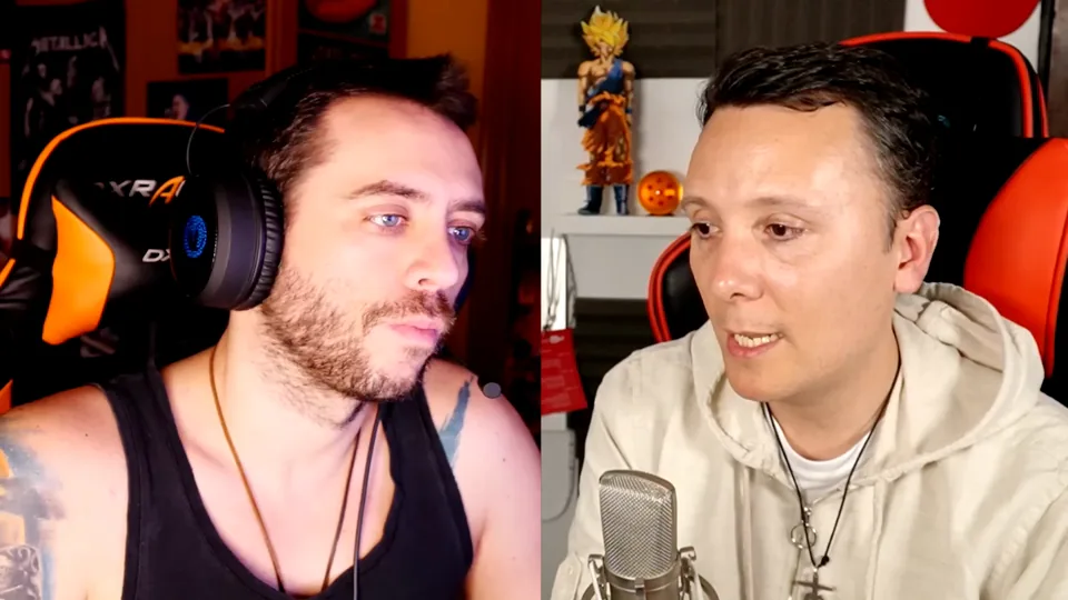 Jordi Wild, atento, y Daniel Pajuelo ante su micrófono, en el tramo sobre el acoso escolar.