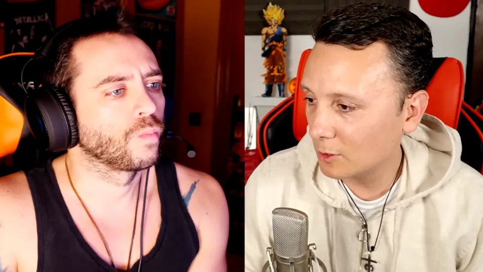 Jordi Wild escucha con gesto serio mientras Daniel Pajuelo mira hacia un lado junto a su micrófono.