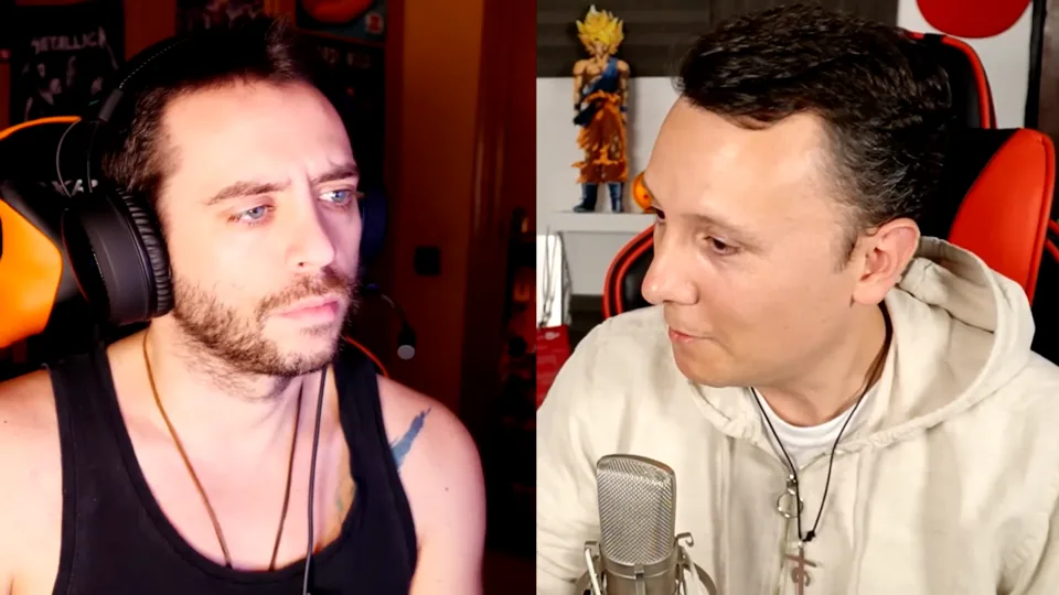 Jordi Wild, con el ceño concentrado, y Daniel Pajuelo, que mira de lado ante su micrófono.