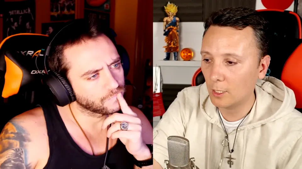 Jordi Wild, con la mano en el mentón, y Daniel Pajuelo ante su micrófono.