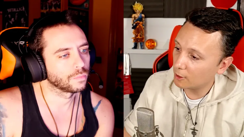 Jordi Wild, con la mirada baja, y Daniel Pajuelo, junto a su micrófono, mirando hacia un lado.