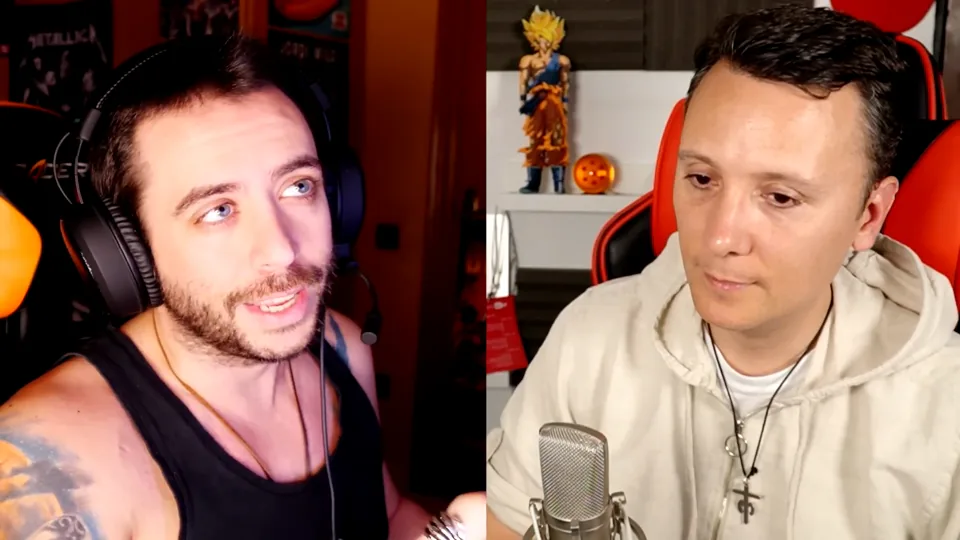 Jordi Wild, sonriente y con la mirada hacia arriba, y Daniel Pajuelo en la otra mitad de la pantalla.
